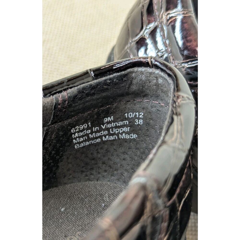 Clarks Bendable Womens Brown Patent Leather Faux Croc Slip On Shoe Size 9M - Picture 7 of 9